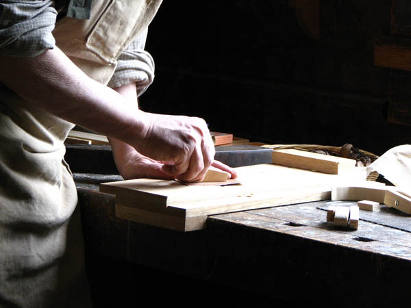 Nacemos de la influencia y formación  heredada en el sector de la <strong>carpintería de madera y ebanistería  en Hoyo de Manzanares.</strong>